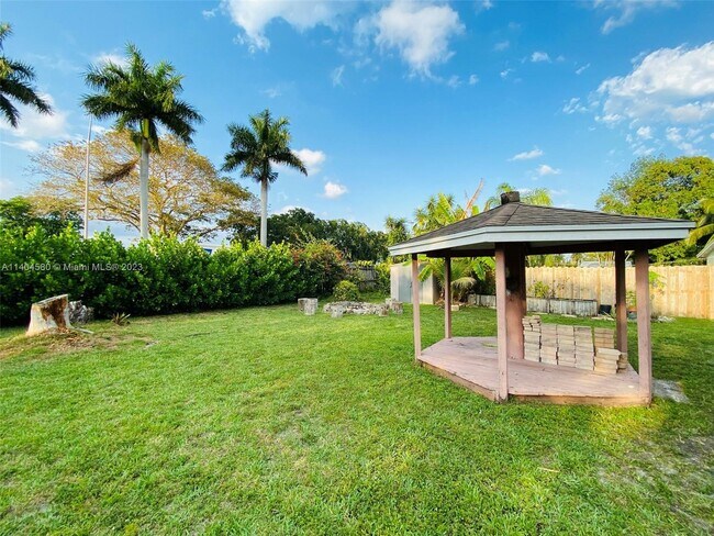 Foto del edificio - 5817 NW 20th Ct