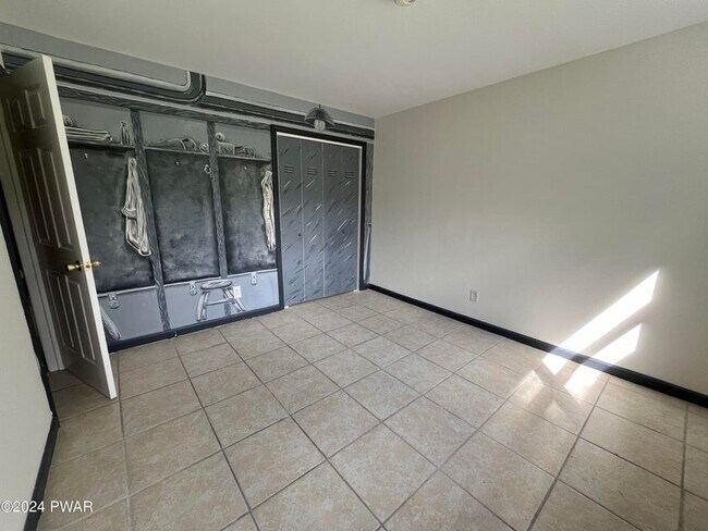 Building Photo - 160 Ridge Dr