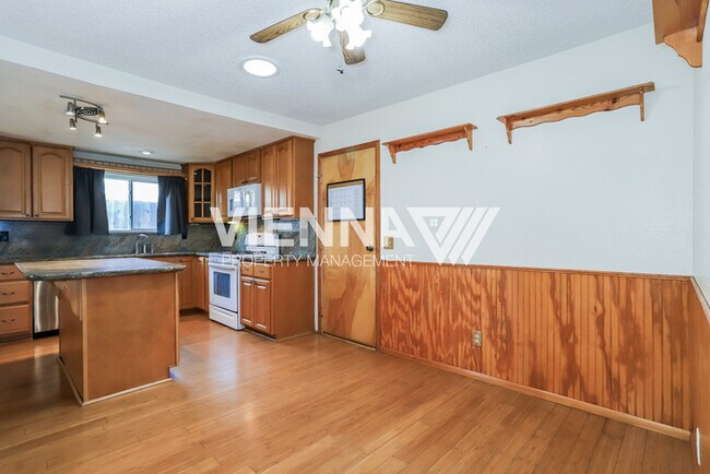 Foto del edificio - 6118 Burntwood Way