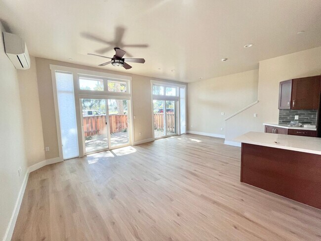 Foto del edificio - BRAND NEW! 3 bed 2.5 bath Right Next to UCD