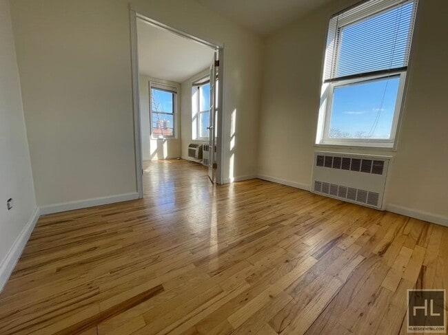 Building Photo - Spacious 2 Bedroom 2 Bath In Glen Oaks! $3...