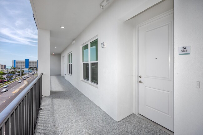 Foto del edificio - 400 150th Ave