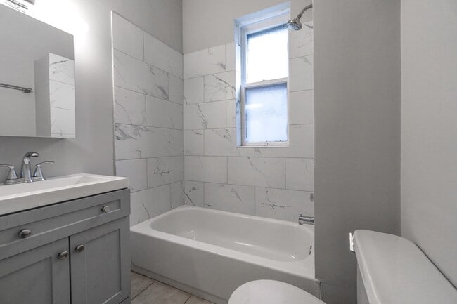 Foto del edificio - 1444 N Maplewood Ave