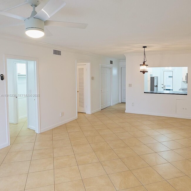 Building Photo - 1100 Pine Dr