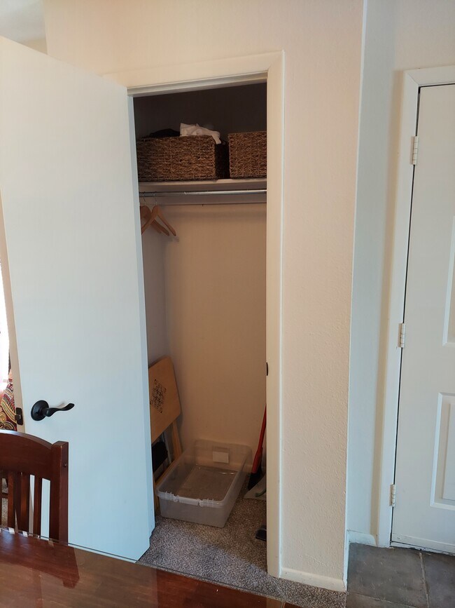 Armario y almacenamiento para abrigos en la sala de estar - 941 Calle Mejia