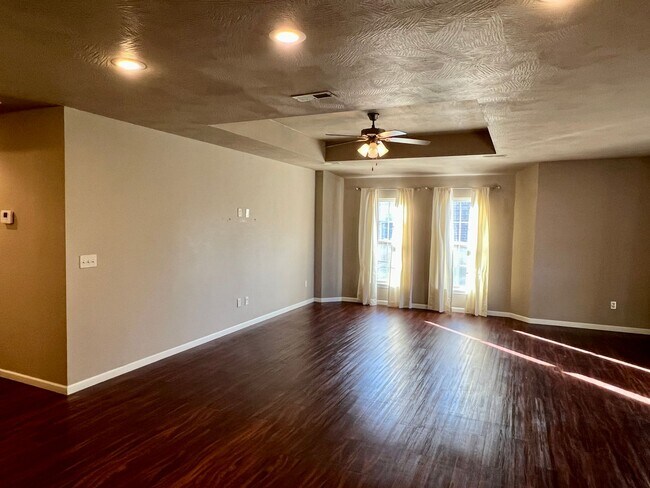 Foto del edificio - NEW LUXURY DUPLEX in the sought-after Deer Brook neighborhood is now available!