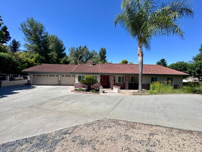 Building Photo - Single-Story Ranch Home with Pool, Spa & S...