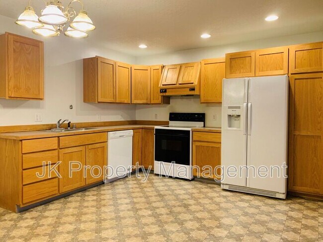 Building Photo - 1613 Sand Court