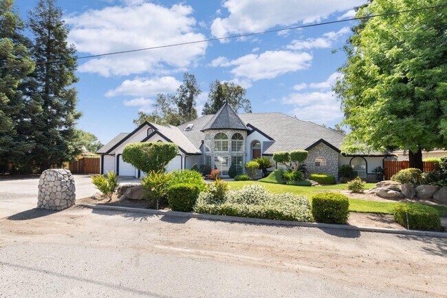 Building Photo - Gorgeous 4/4 Madera Country Club Estate