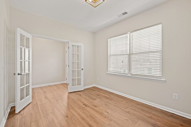 Building Photo - Stunning New Home in Enclave section Chateau