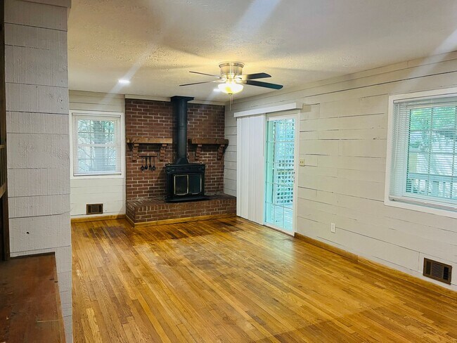Foto del edificio - Cute cottage! 3 bed, 2 full bath, large bo...