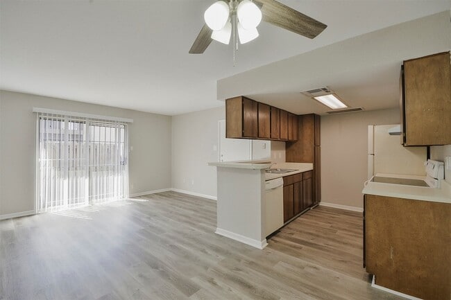 Foto del edificio - 12905 Woodforest Blvd
