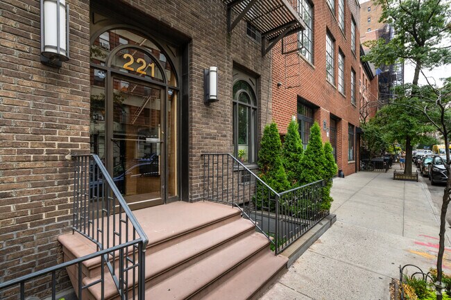 Building Photo - 221 W 21st St
