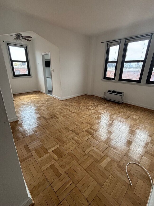 Foto del edificio - Updated Corner Unit at the Swarthmore in Foggy Bottom
