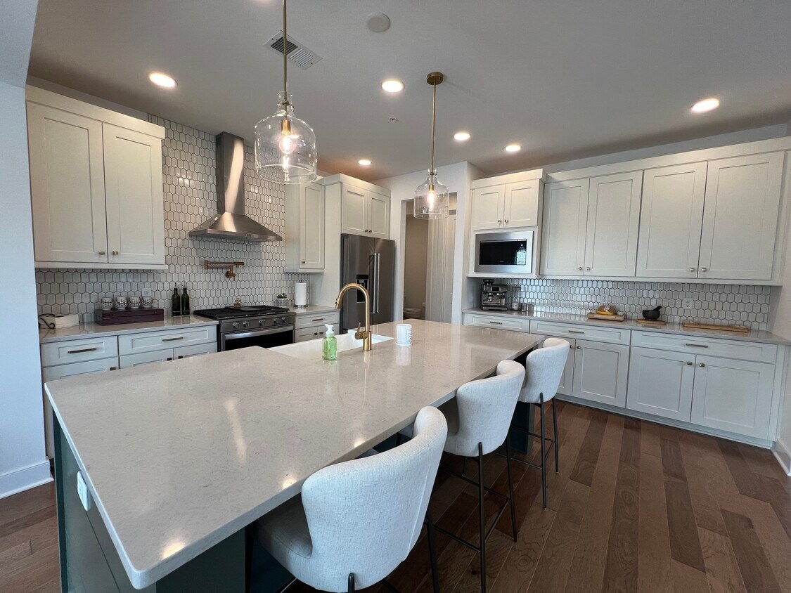 Foto principal - 330 E Lake St