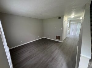 Building Photo - 802 British Wood Dr SW