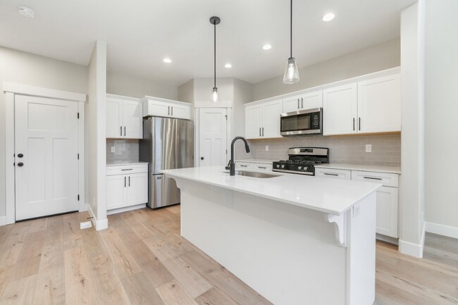 Foto del edificio - Beautiful 3BR Condo in Riverton - Move-In Ready