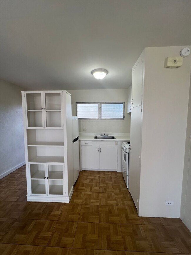Building Photo - 1 bedroom, 1 bath, 1 parking - UNIVERSITY ...