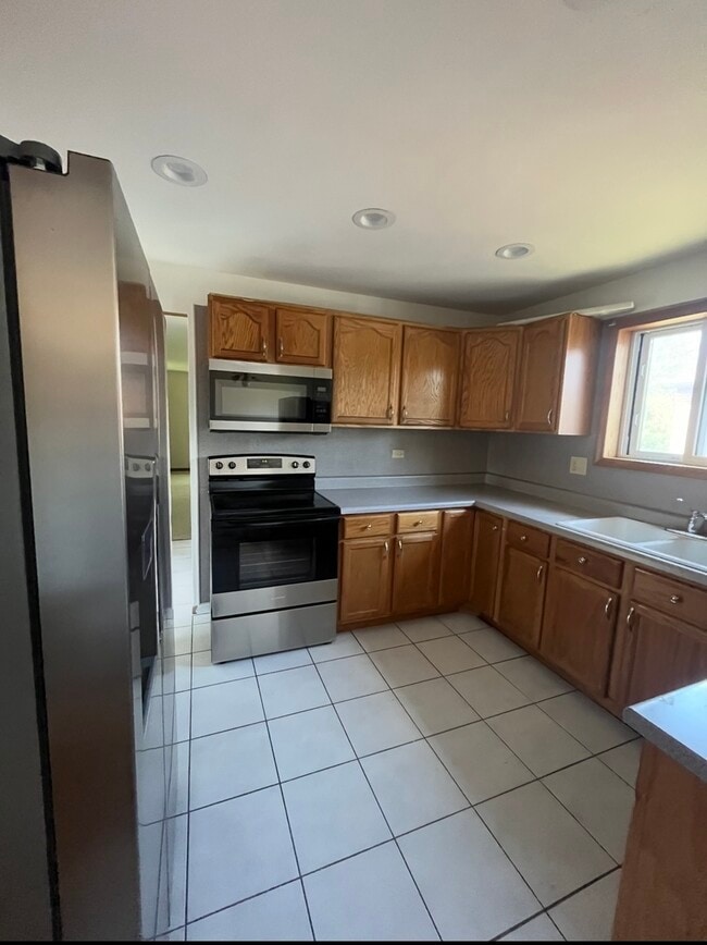 Building Photo - 21W276 Tee Ln