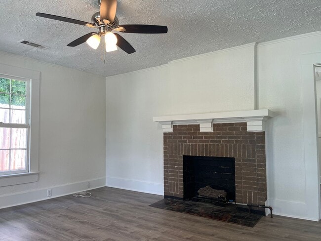 Building Photo - Spacious 2bd/1.5ba Home Minutes From W Mid...