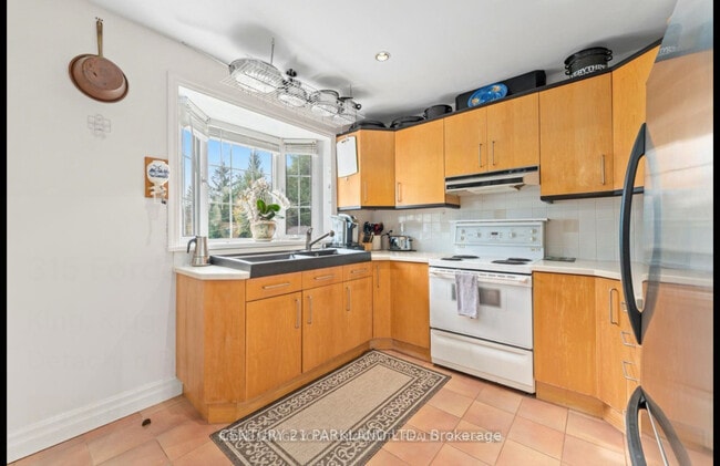 Photo du bâtiment - King and Keele Main Floor bungalow on larg...