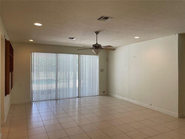 Foto del edificio - 10225 NW 60th Pl