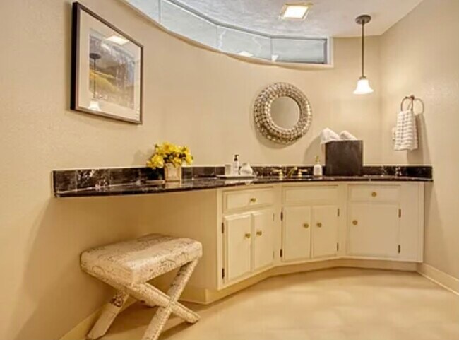 bathroom #1 - 100 Country Club Dr