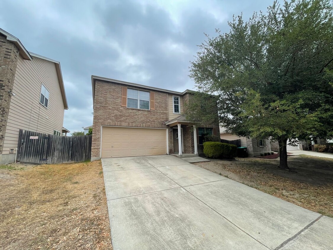 Primary Photo - LOTS OF SQUARE FOOTAGE IN THIS 4 BEDROOM H...