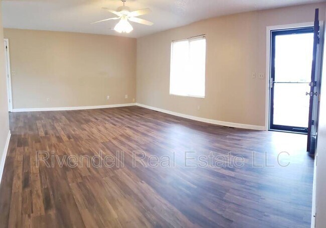 Building Photo - 964 Pleasant View