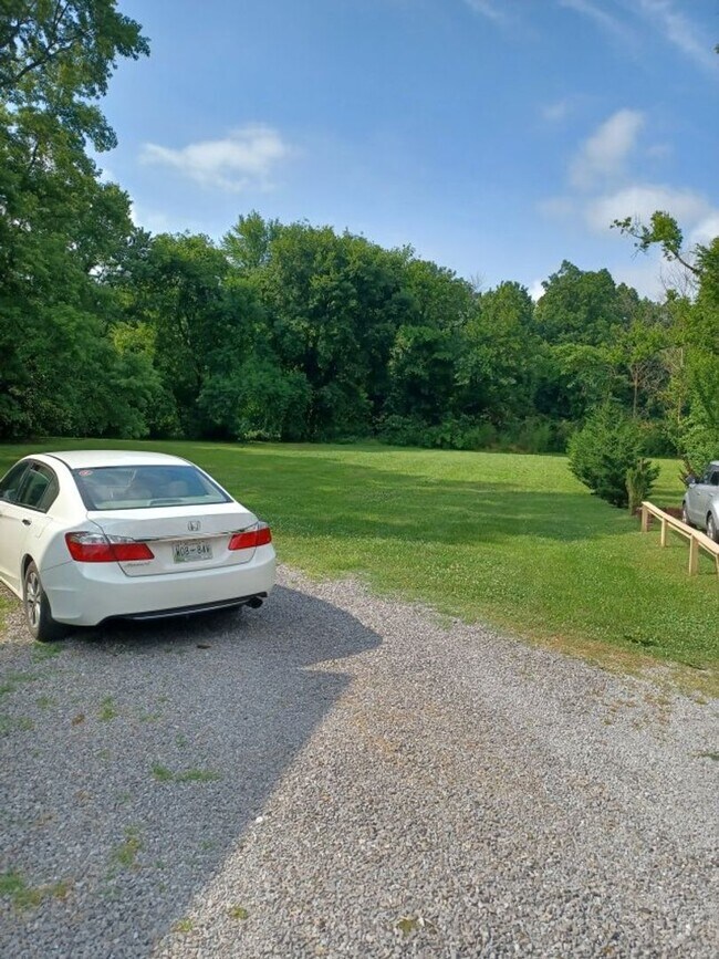 Building Photo - **SPECIAL** 2 BR / 1 BATH Duplex in Nashvi...