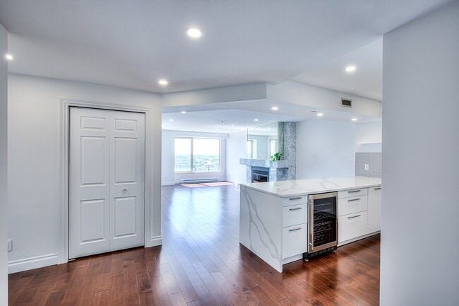 Building Photo - 4700 Rue Sainte-Catherine O