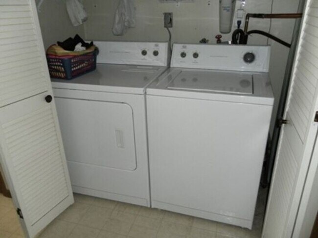 Foto del edificio - $1,100 | 2 Bedroom, 1 Bathroom Condo | No ...