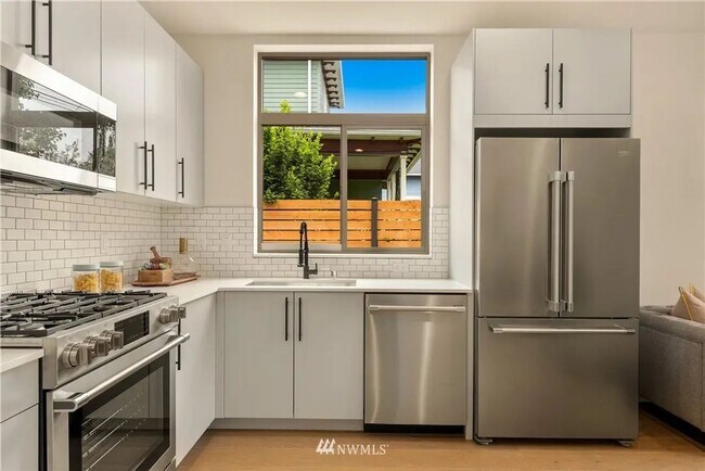 Foto del edificio - Ballard - Newer 3 Bedroom / 2.5 Bath Townh...