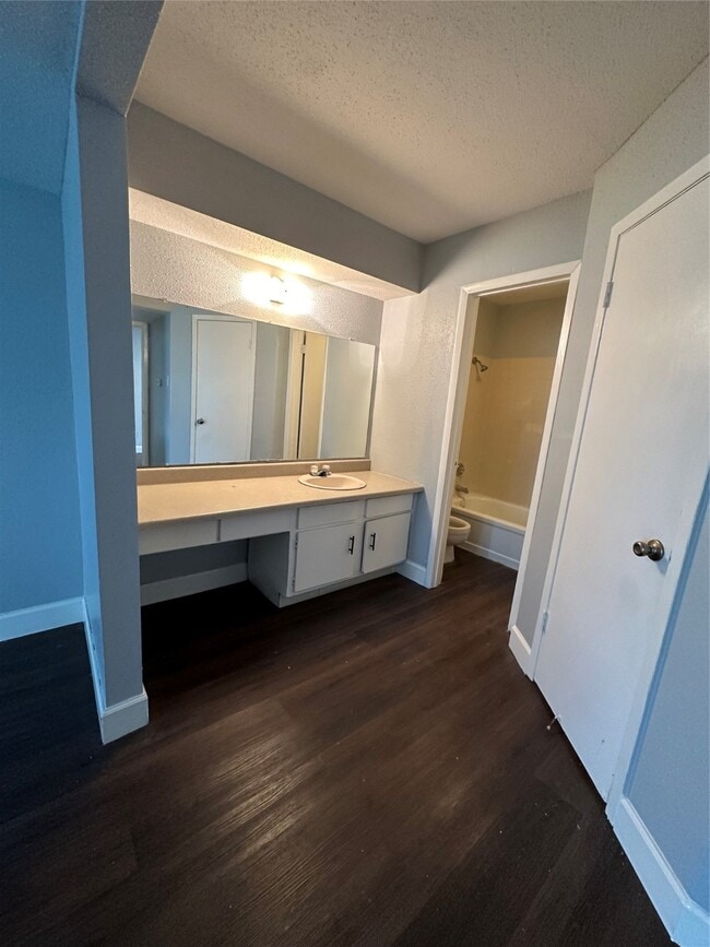 Building Photo - 5625 Antoine Dr