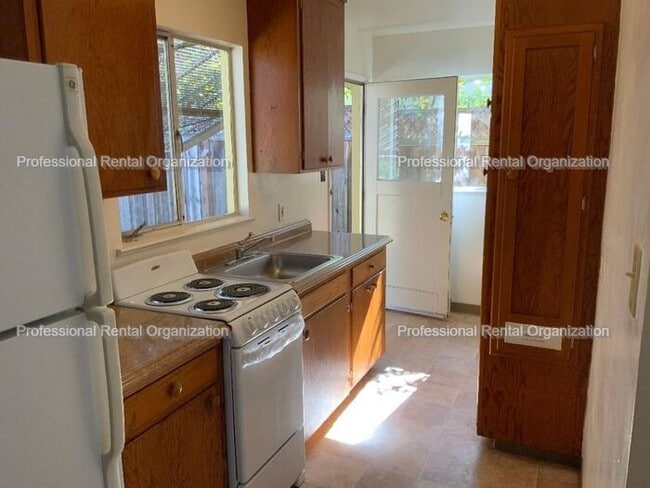 Building Photo - Old world charm One Bedroom house with huge backyard