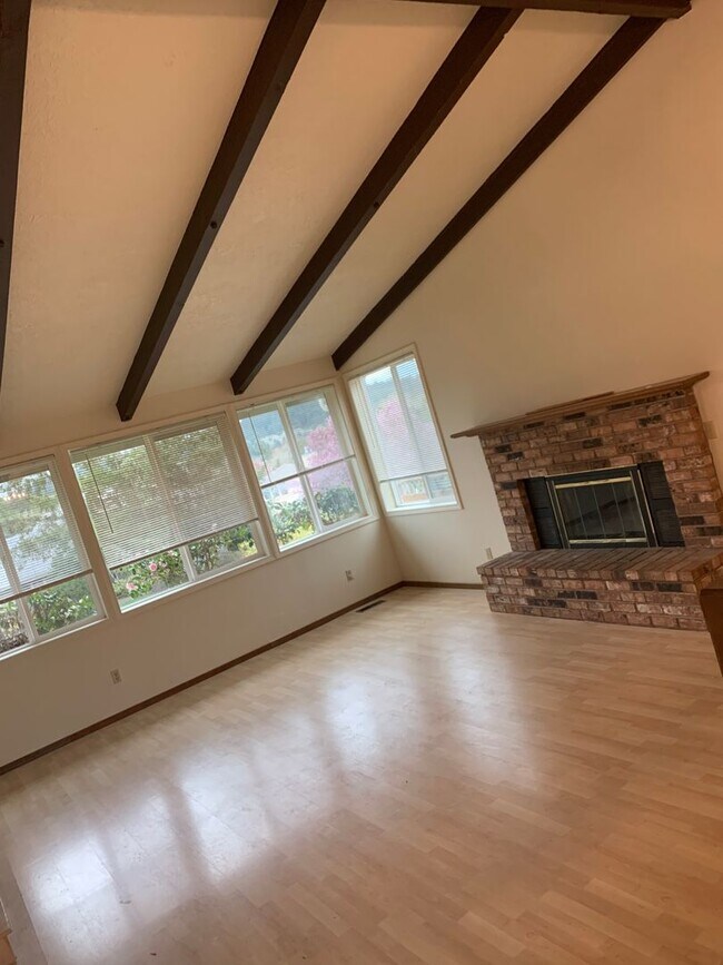 Foto del edificio - Updated Timberhill Home on Wisteria