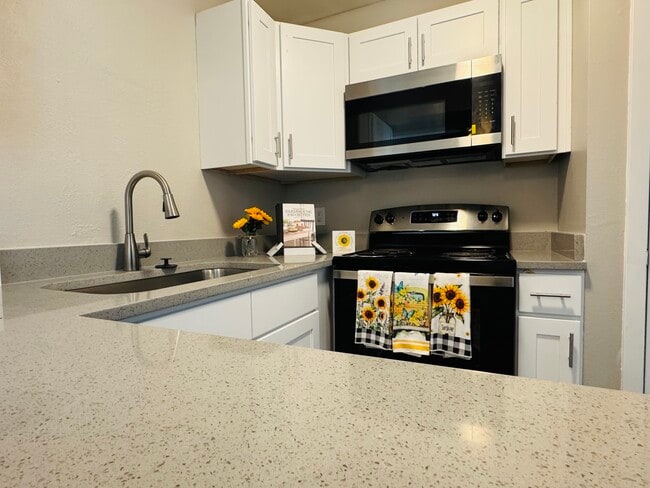 Foto del edificio - Apartments at Decker Lake – Your Everyday Retreat