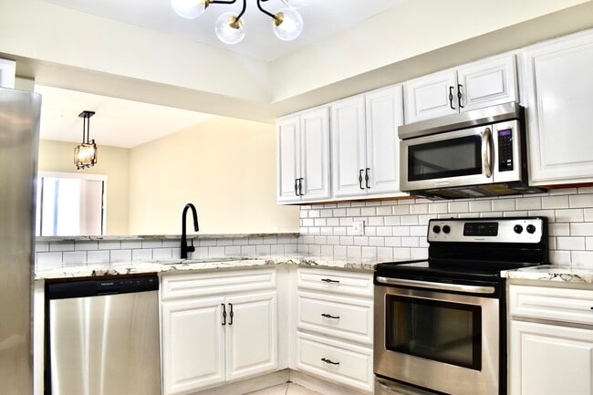 Building Photo - 6040 Glendale Dr