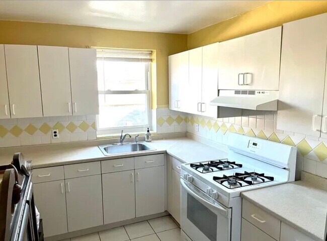 Foto del edificio - 1772 Hammersley Ave