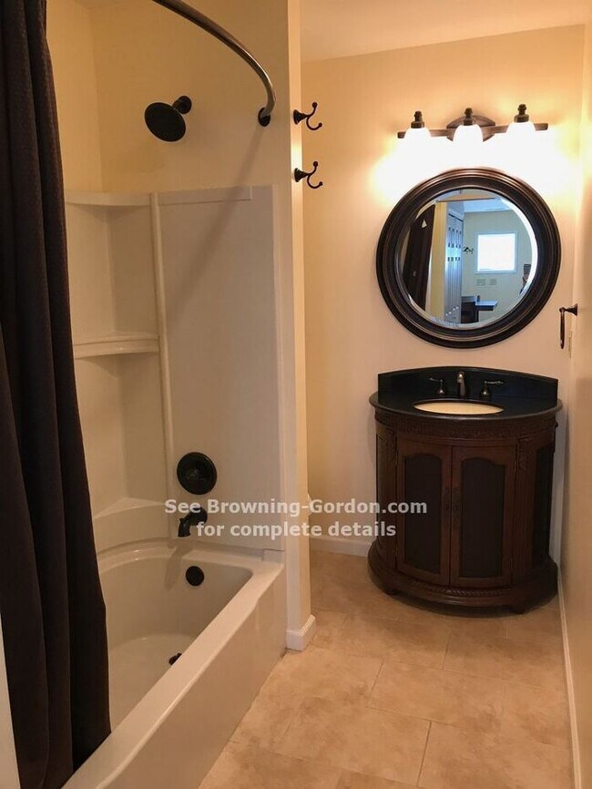 Building Photo - Quaint Cottage in Sylvan Park!