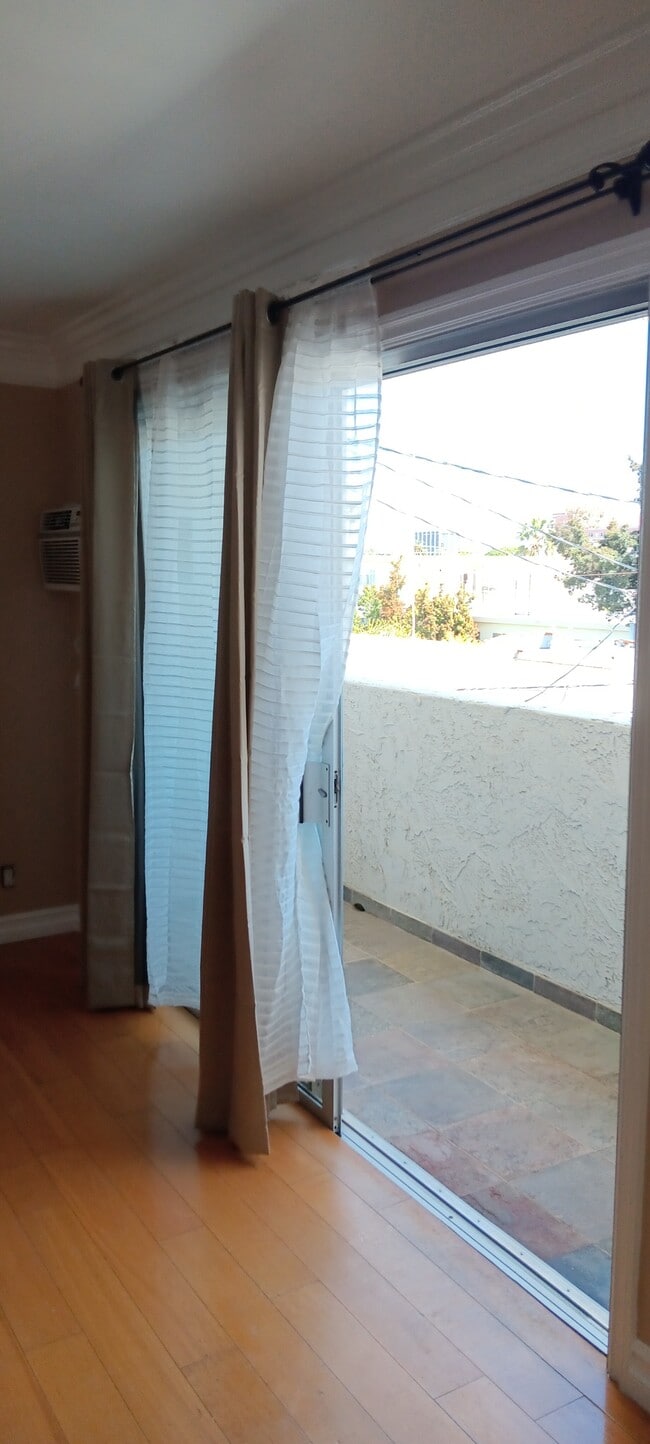 Living room balcony - 1021 12th St