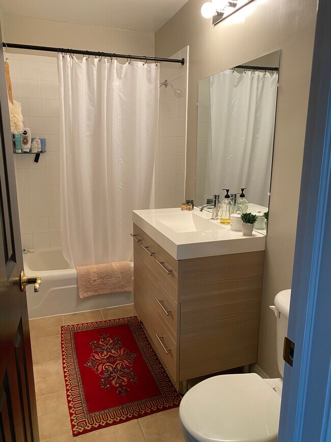 310 Lathrop Ave Unit 201, Forest Park, IL 60130 Condo for Rent in