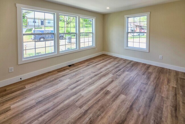Foto del edificio - Knoxville 37921 - Brand New 3 Bedroom, 2 Full Bath Duplex Unit near downtown and Western Avenue -...