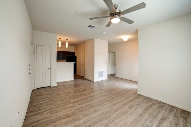 Amplia sala de estar con ventilador de techo - Grand Station Apartment Homes