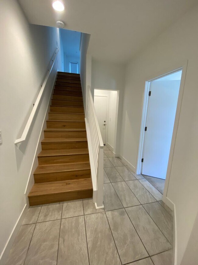 Foto del edificio - Advent - Three Story Townhome W/ Attached ...