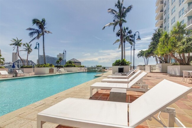 Foto del edificio - 1111 Brickell Bay Dr
