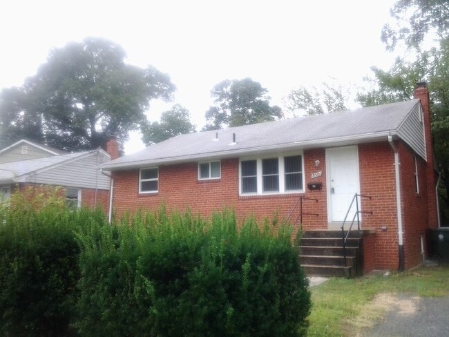 Beautiful and spacious 5 BR/2BA minutes from UMD campus - Beautiful and spacious 5 BR/2BA minutes from UMD campus House