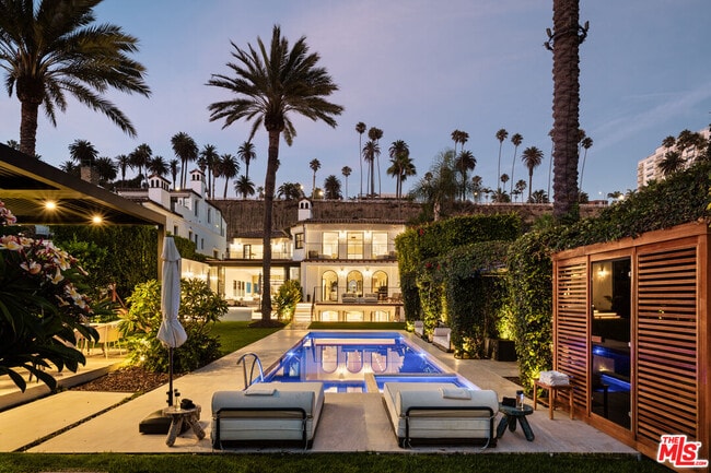 Foto del edificio - 972 Palisades Beach Rd