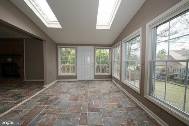 Foto del edificio - 1619 Sadlers Wells Dr