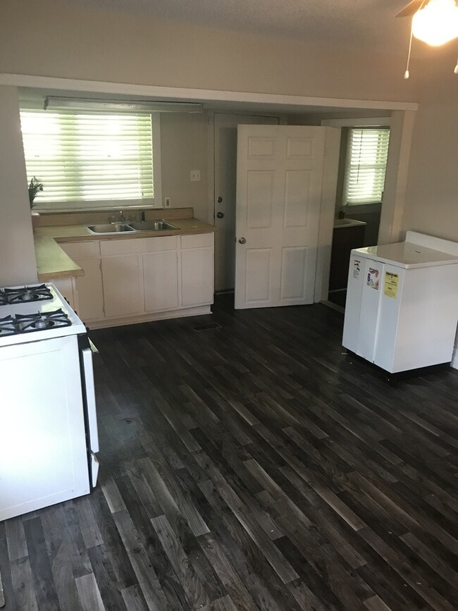 Building Photo - SPACIOUS 2 Bed House w/ detached garage storage area! DEPOSIT-FREE Renting option thru OBLIGO! De...